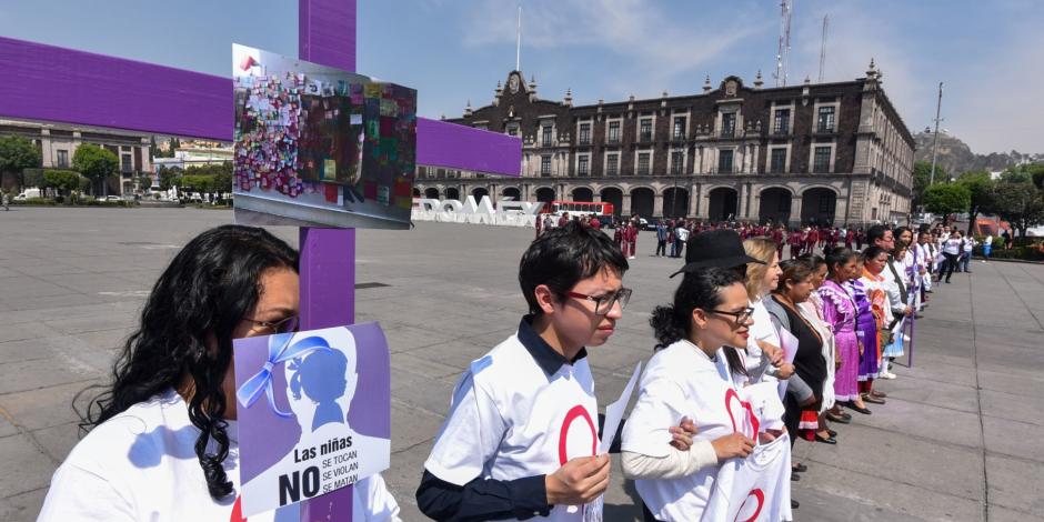 Mujeres protestan contra los feminicidos frente a la Cámara de Diputados de Toluca, Estado de México, el pasado 10 de marzo.