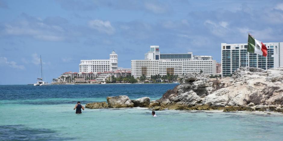 Turistas han comenzado a arribar a Quintana Roo para nadar en las playas vacías