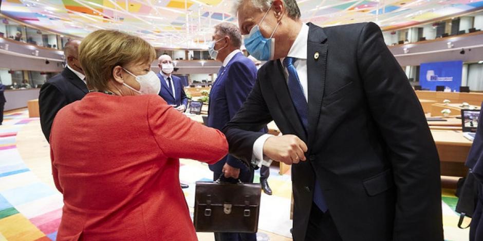 La alemana Angela Merkel saluda al lituano Gitanas Nausėda, ayer.