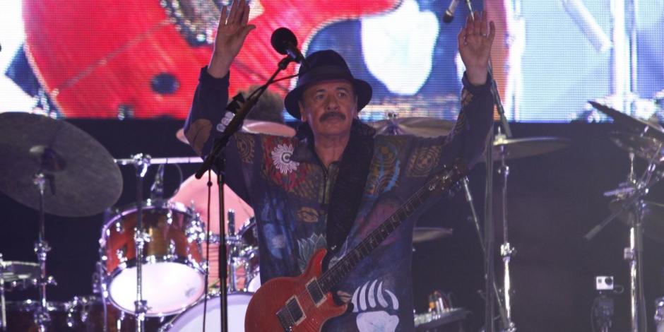 El guitarrista Carlos Santana y su banda, durante un concierto en la glorieta del Ángel de la Independencia, en la CDMX, en 2015.