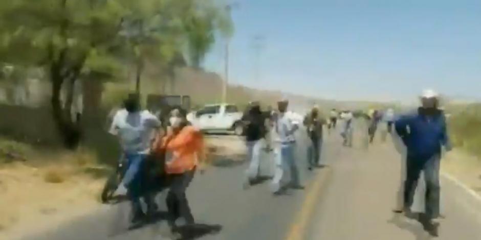 Campesinos huyen luego de que elementos de la Guardia Nacional les dispararan.