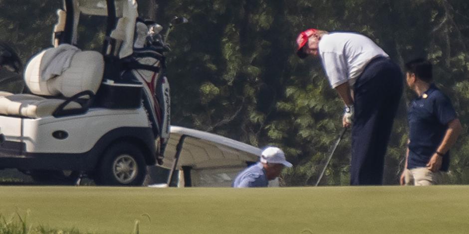 Horas antes de la emisión de la entrevista, el presidente Trump fue captado por fotógrafos mientras jugaba golf en un club de Virginia.
