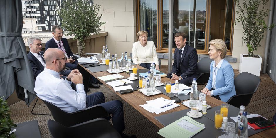 La canciller alemana (tercera de der. a izq.) y el presidente francés (a su izq.), ayer.