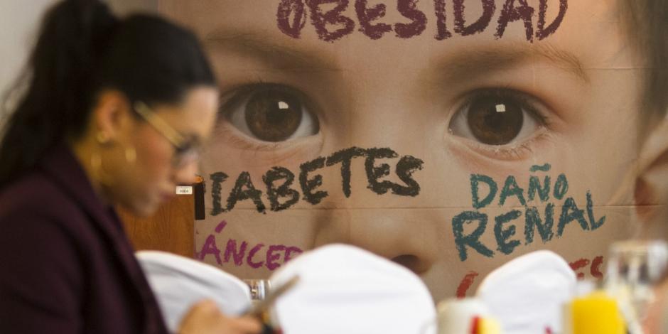 La iniciativa presentada por la legisladora de Morena, Magaly López Domínguez, busca limitar la publicidad de bebidas azucaradas y alimentos considerados “chatarra” para contrarrestar la obesidad infantil.