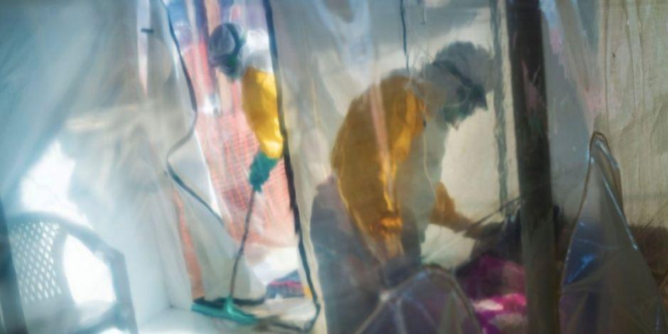 Trabajadores de la salud atienden a una víctima del Ébola en una carpa de aislamiento en Beni, Congo, el 13 de junio de 2019.