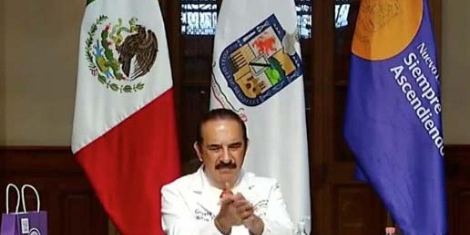 El secretario de Salud, Manuel de la O, se desinfecta las manos con COVID-19, luego de ofrecer una conferencia de prensa.