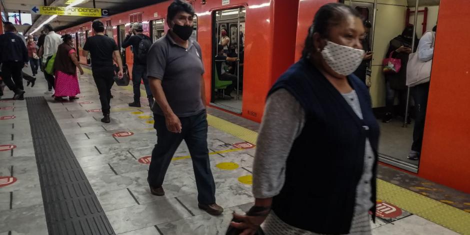 Usuarios del Metro usan cubrebocas.