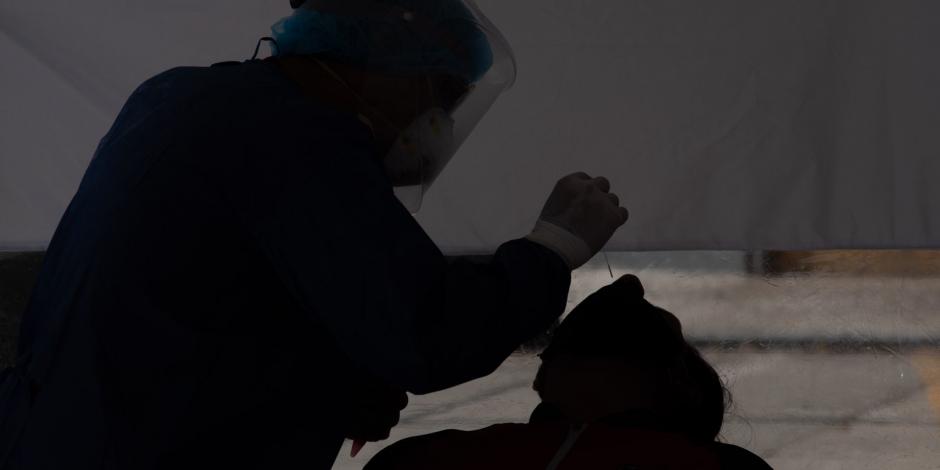 Una persona se somete a la prueba de coronavirus en un "quiosco" instalado en la Ciudad de México.