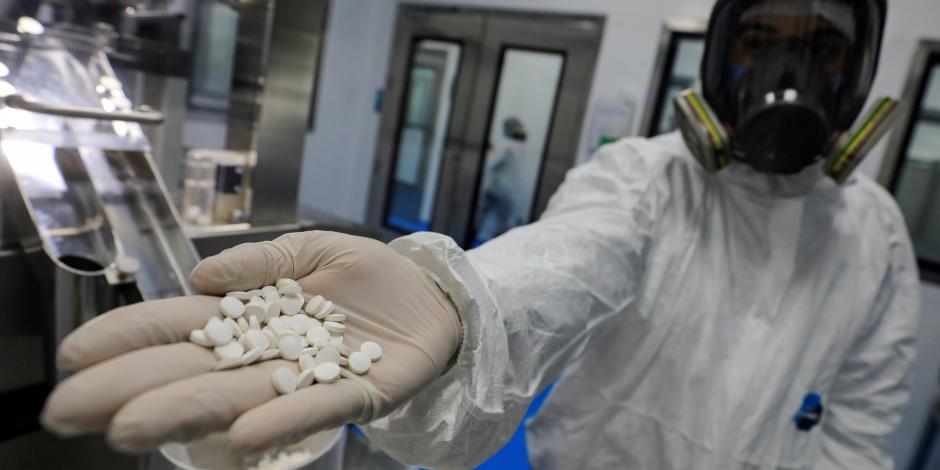 Un técnico de laboratorio sostiene tabletas del fármaco favipiravir en una  investigación del COVID-19, en El Cairo, Egipto, el 25 de junio de 2020.