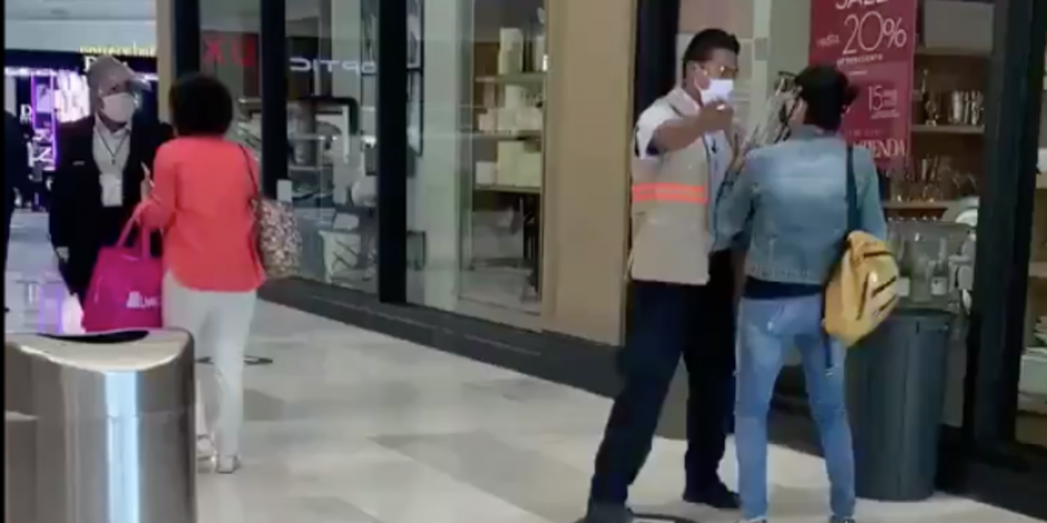 Mujeres discuten con elementos de segurida del centro comercial