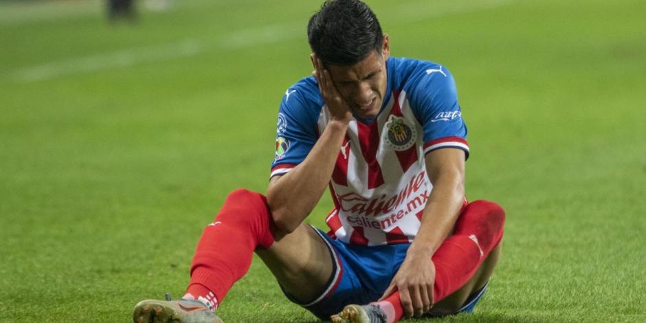 El jugador del Guadalajara lamenta una falla en un partido del Clausura 2020.