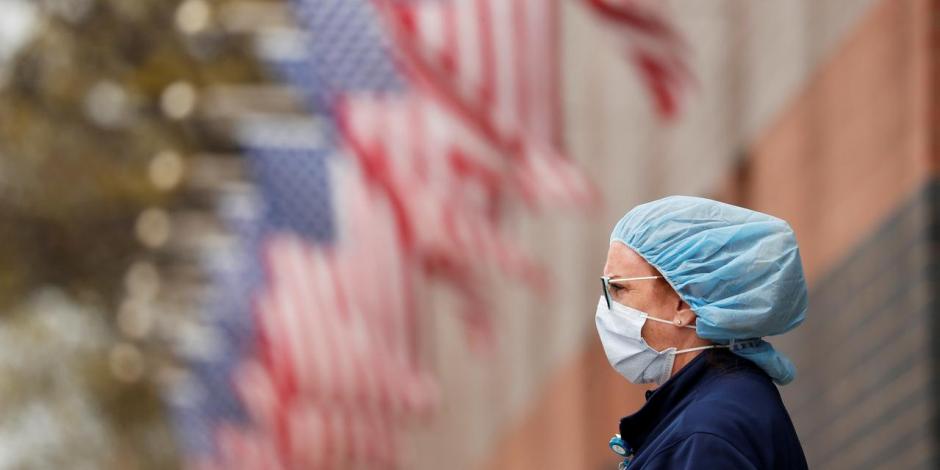 Una trabajadora de Salud, afuera de un hospital de Nueva York, en abril pasado.