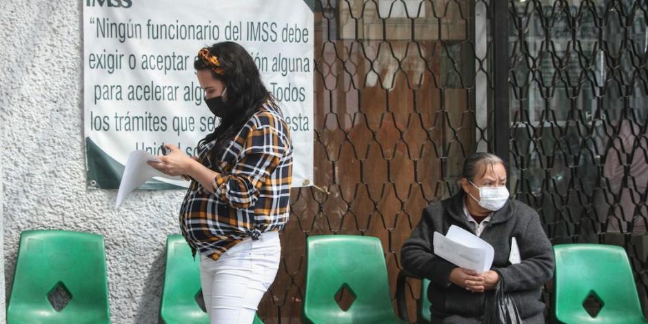 Una joven acude a la unidad médica para el seguimiento de su embarazo.