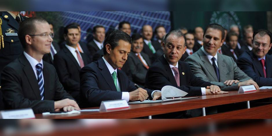 El 20 de diciembre de 2013, el expresidente Enrique Peña Nieto firmó el decreto con el que se promulga la Reforma Energética. De izquierda a derecha, Ricardo Anaya Cortes, EPN, Raúl Cervantes, Rafael Moreno Valle y Luis Videgaray.