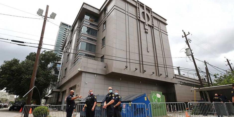 Policías de Houston colocan, ayer,  barricadas afuera del consulado chino, luego de que fuera desalojado.