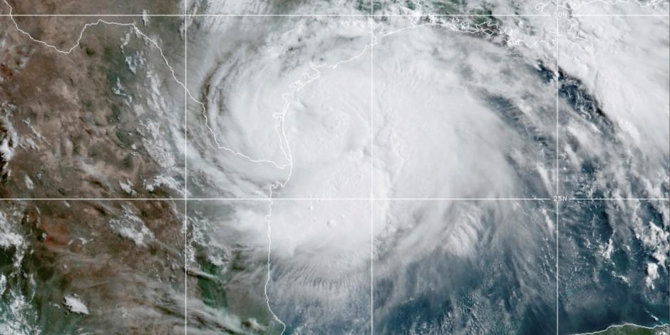 Una imagen satelital del huracán Hanna entrando a Texas