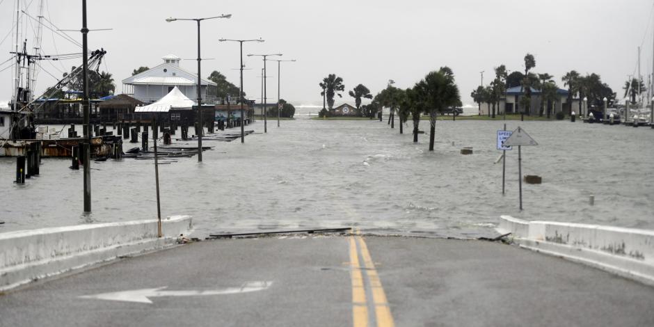 Una calle costera se inunda en la ciudad de Corpus Christi, ayer.