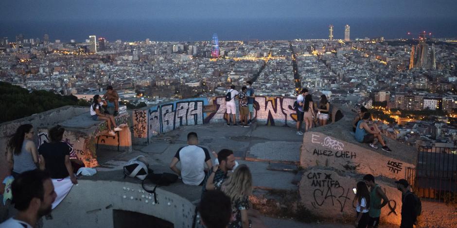 Jóvenes en un mirador de Barcelona, en un tipo de reunión al aire libre conocido como “botellón”, el fin de semana pasado.