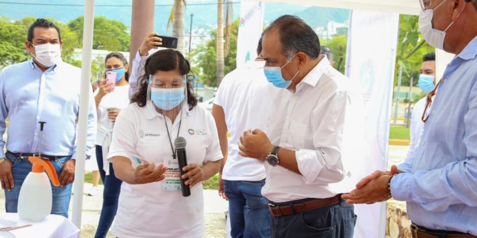 El gobernador Héctor Astudillo (der.) supervisa los filtros sanitarios, ayer.