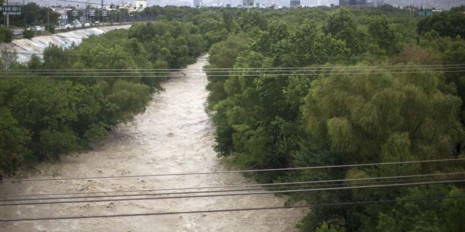 Cauces de ríos en Monterrey se ven rebasados por el paso de Hanna.