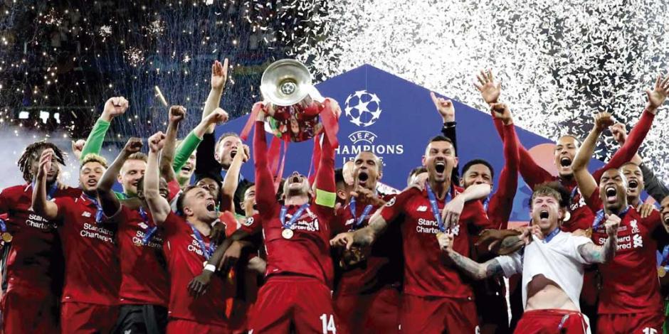 Jugadores del Liverpool levantan el trofeo que ganaron el año pasado.