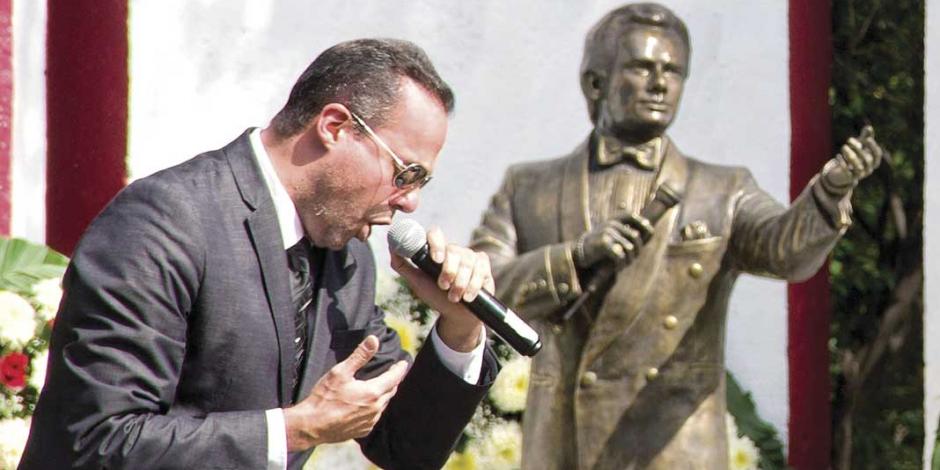 José Joel canta frente a la estatua de su padre, en octubre de 2019