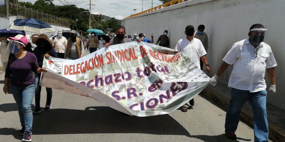 Integrantes de sindicatos de la Universidad Autónoma de Guerrero marchan en calles de Chilpancingo.