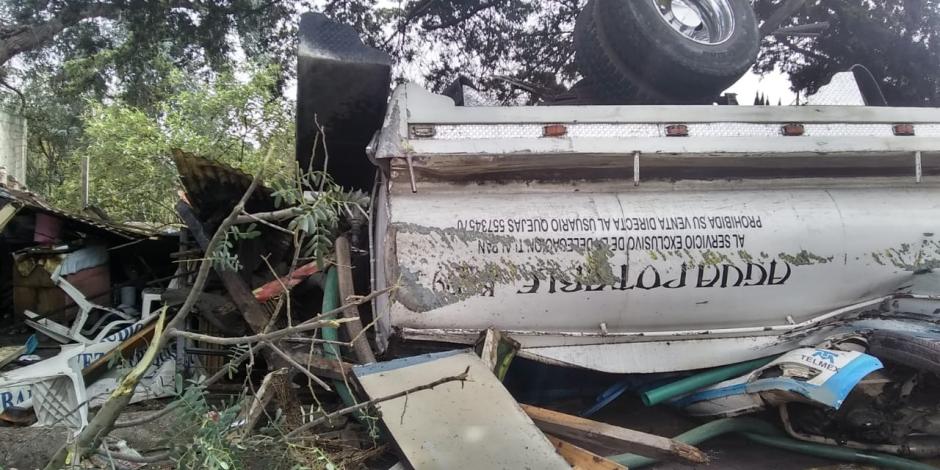 Pipa de agua cae sobre auto de Telmex en Tlalpan, el 28 de julio de 2020.
