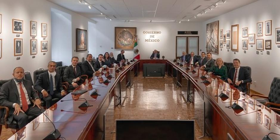 El presidente se reunió con empresarios para hablar sobre la crisis económica; fueron encabezado por Antonio del Valle.