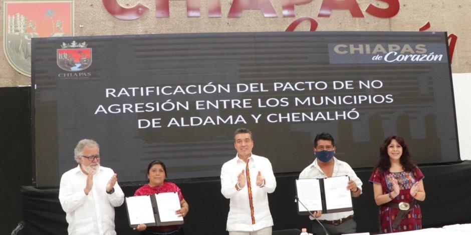 Al centro, el gobernador de Chiapas, Rutilio Escandón
