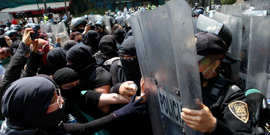 Feministas protestan contra rechazo de la Corte a despenalizar la interrupción del embarazo en Veracruz; manifestantes vandalizan y destrozan mobiliario público; en acciones lesionan a 8  “Ateneas”, a una de ellas (foto derecha), le fracturan la mano