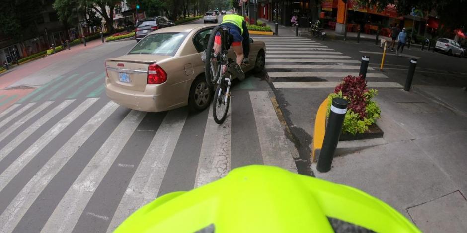 Un vehículo diplomático fue captado atropellando a un ciclista en Polanco.