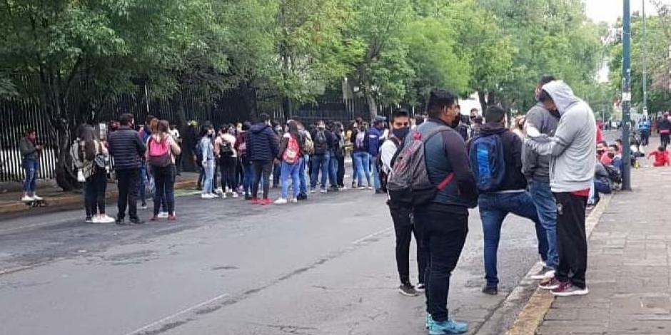 Estudiantes y aspirantes a Escuelas Normales protestan frente a la Secretaría de Finanzas y Administración.