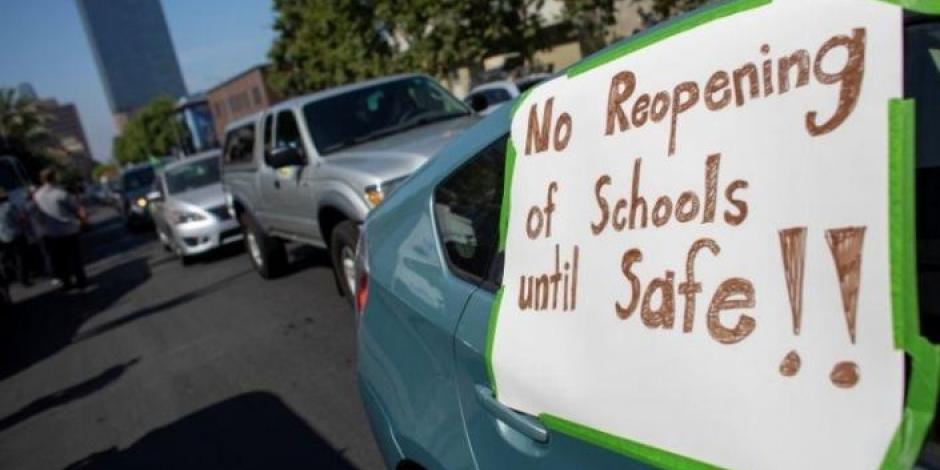 Un cartel en el que se le "¡No a la reapertura de las escuelas hasta que sea seguro!" durante una protesta de profesores, en Los Ángeles, estado de California, el 3 de agosto de 2020.