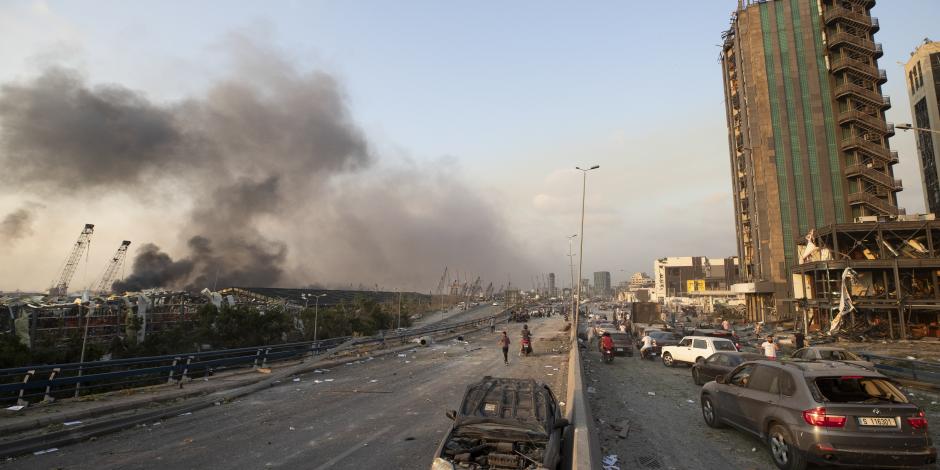 Panorama en una avenida de Beirut, Líbano, después de una enorme explosión en el centro de la ciudad, 4 de agosto de 2020.