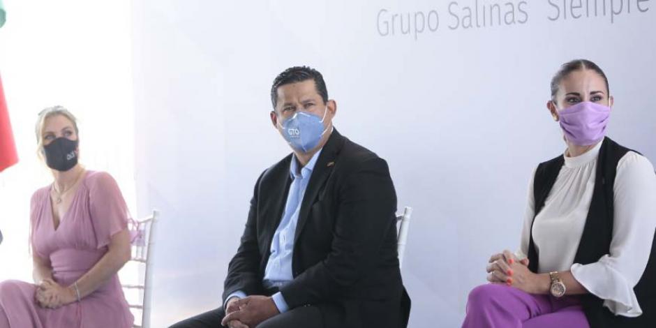El gobernador Diego Sinhue Rodríguez junto a la presidenta del Consejo Consultivo de Grupo Salinas (de rosa), Ninfa Salinas, y la titular del DIF estatal, Adriana Ramírez, al inaugurar escuela.
