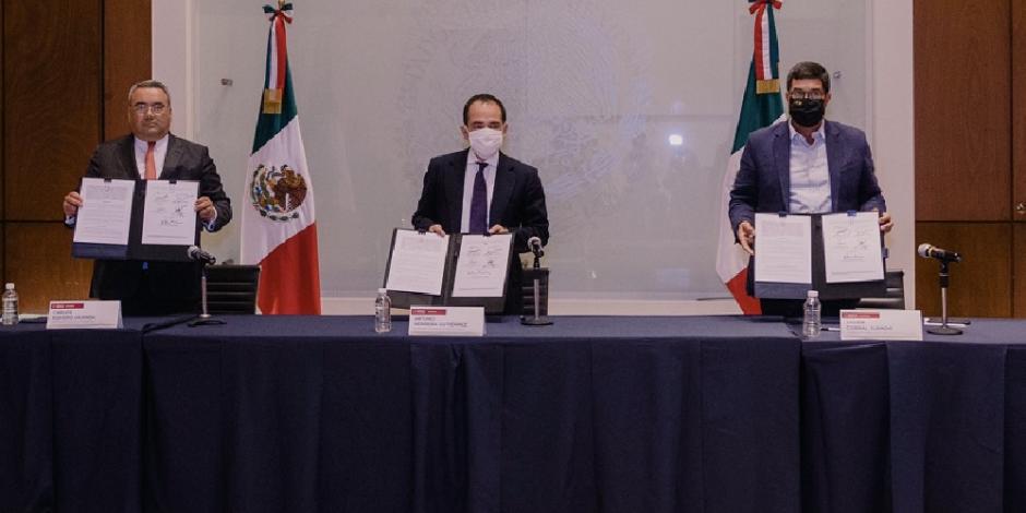 De izquierda a derecha: Carlos Romero Aranda, procurador Fiscal de la Federación; Arturo Herrera, secretario de Hacienda y Crédito Público, y Javier Corral, gobernador de Chihuahua, ayer en Palacio Nacional.