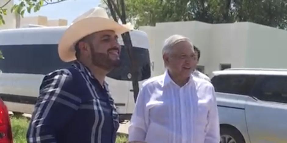 "El Komander" posa junto a López Obrador.