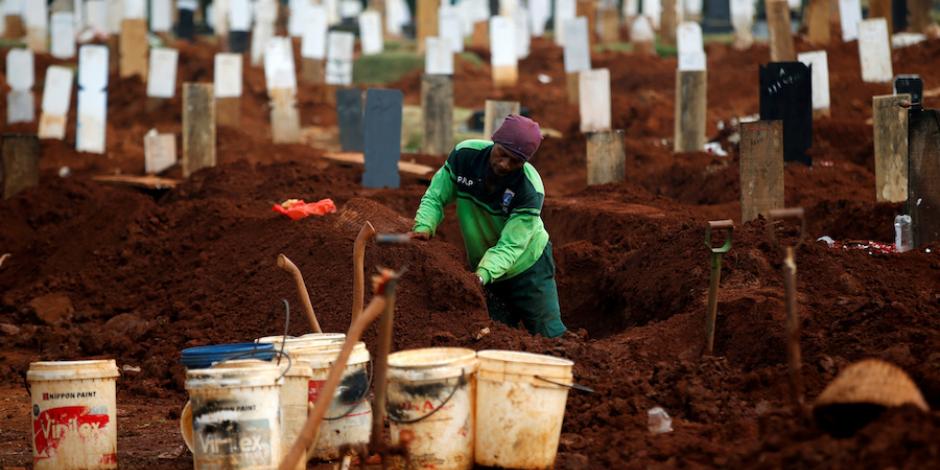 Un trabajador prepara nuevas tumbas en un cementerio en Indonesia, ayer.