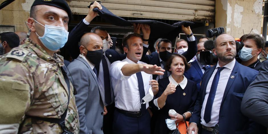 El presidente francés, Emmanuel Macron, en calles de Beirut, Líbano, el 6 de agosto de 2020.