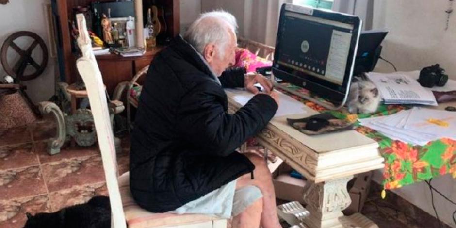 Hombre de 92 años estudió en línea y se graduó
