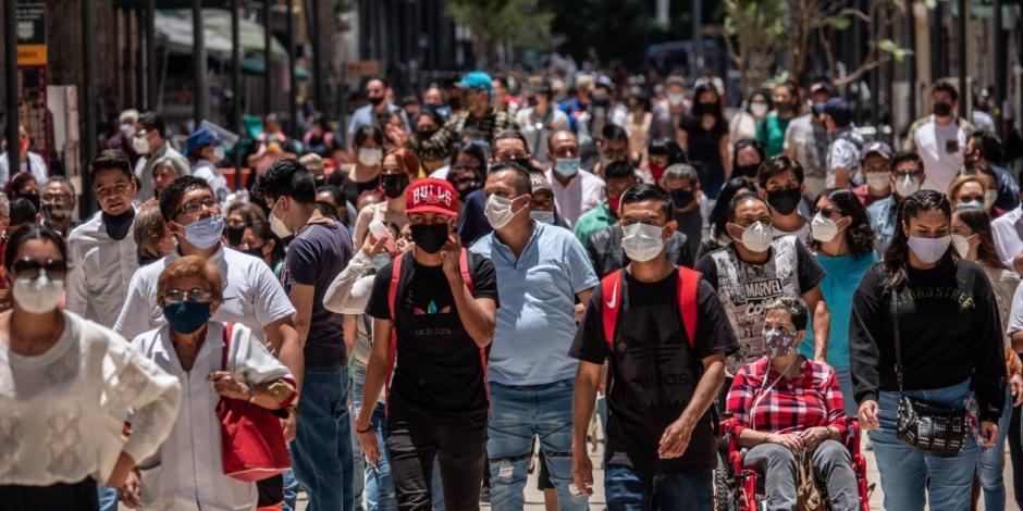 Cientos de personas acuden al Centro Histórico en Ciudad de México