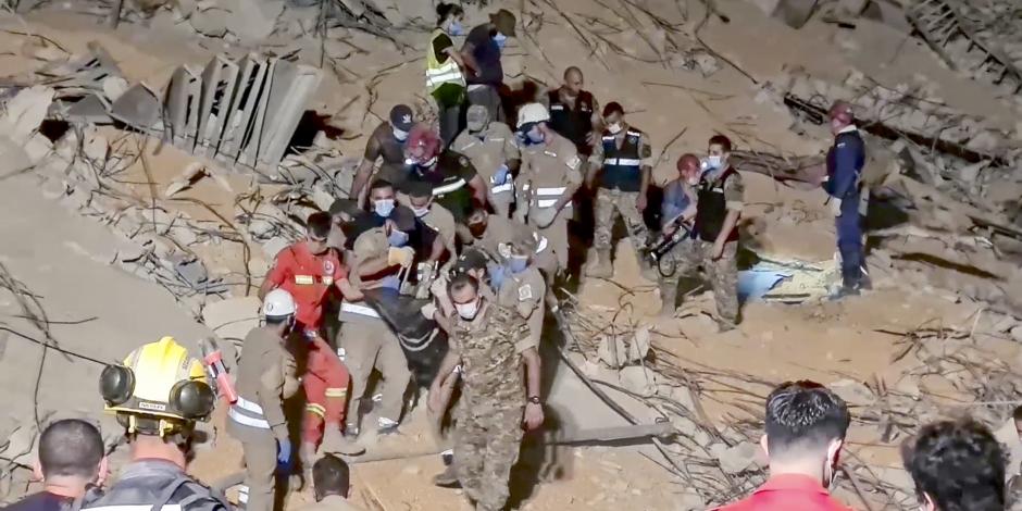 Soldados Libaneses buscan sobrevivientes en edificios derrumbados, ayer.