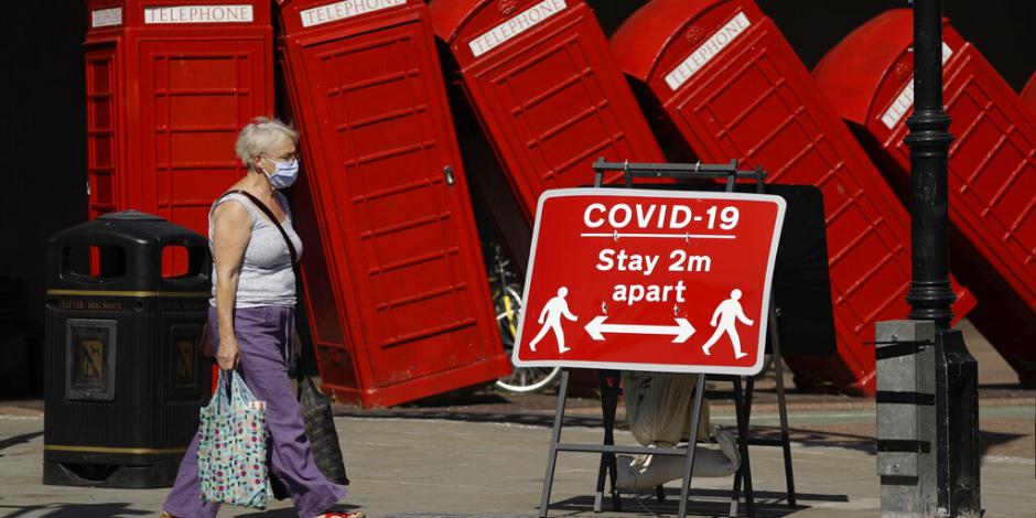 Un letrero solicita que las personas se mantengan a dos metros de distancia para tratar de reducir los contagios de coronavirus en Londres.