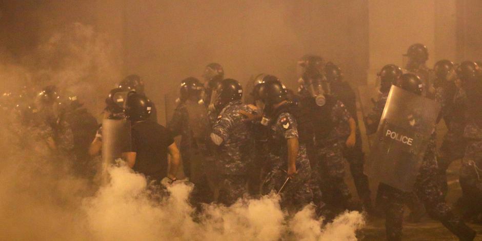 Policía de Líbano dispersó con gas lacrimógeno una protesta de 10,000 personas  reunidas en la Plaza de los Mártires, que se transformó en una zona de batalla