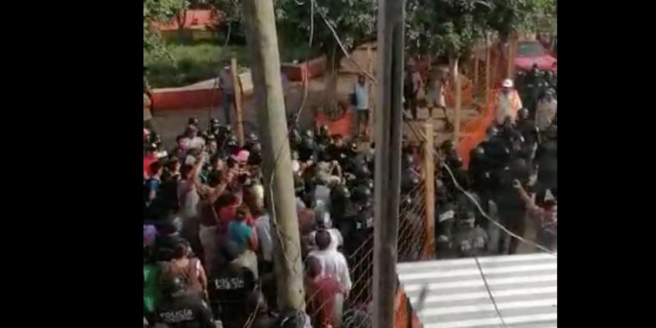 Con detonaciones de arma de fuego policía dispersa manifestación en Macuspana