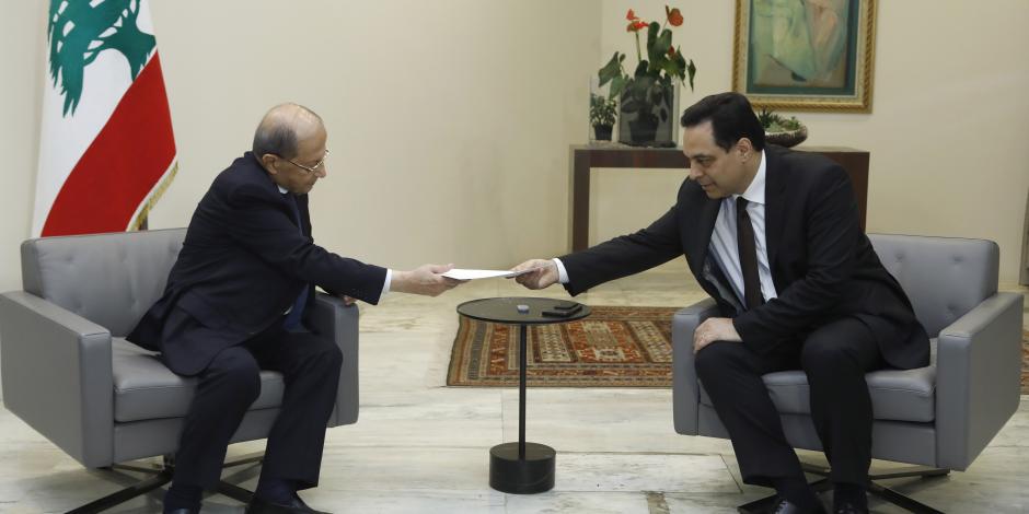 El presidente libanés Michel Aoun, a la izquierda, recibe renuncia del primer ministro libanés Hassan Diab, en Beirut, Líbano, el 10 de agosto de 2020.
