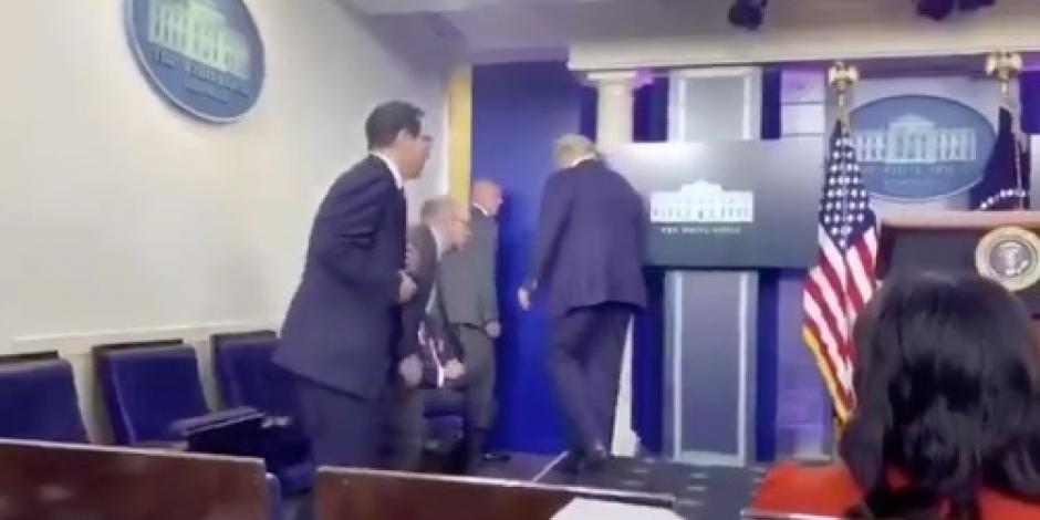 Trump sale de la sala de conferencia de prensa.