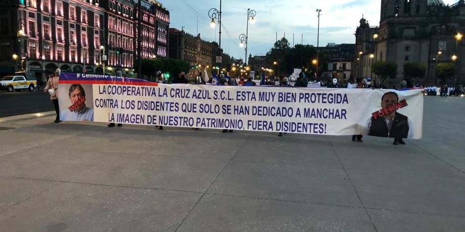 Cooperativistas protestan en el Zócalo capitalino, ayer.