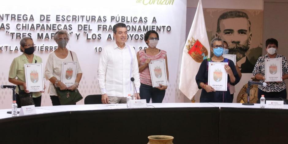 El gobernador Rutilio Escandón, en entrega de escrituras.
